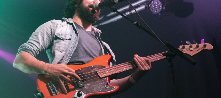 BARCELONA, ESPAÑA – MARZO 10. Alex (Bajo) de Despistaos en concierto en La Nau el 10 de marzo de 2022 en Barcelona, España. (Foto por Fernando Pérez) Despistaos Barcelona