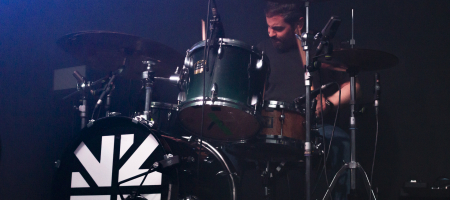 BARCELONA, ESPAÑA – MARZO 10. Lázaro Fernández (Batería) de Despistaos en concierto en La Nau el 10 de marzo de 2022 en Barcelona, España. (Foto por Fernando Pérez) Despistaos Barcelona