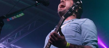 BARCELONA, ESPAÑA – MARZO 10. Dani Marco (Voz y Guitarra) de Despistaos en concierto en La Nau el 10 de marzo de 2022 en Barcelona, España. (Foto por Fernando Pérez)