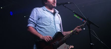 BARCELONA, ESPAÑA – MARZO 10. Dani Marco (Voz y Guitarra) de Despistaos en concierto en La Nau el 10 de marzo de 2022 en Barcelona, España. (Foto por Fernando Pérez)