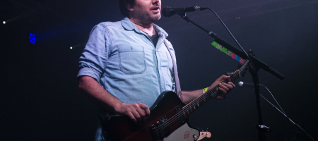 BARCELONA, ESPAÑA – MARZO 10. Dani Marco (Voz y Guitarra) de Despistaos en concierto en La Nau el 10 de marzo de 2022 en Barcelona, España. (Foto por Fernando Pérez)