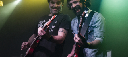 BARCELONA, ESPAÑA – MARZO 10. Krespo (Guitarra) y Alex (Bajo) de Despistaos en concierto en La Nau el 10 de marzo de 2022 en Barcelona, España. (Foto por Fernando Pérez) Despistaos Barcelona