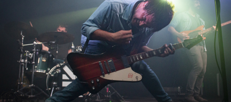 BARCELONA, ESPAÑA – MARZO 10. Dani Marco (Voz y Guitarra) de Despistaos en concierto en La Nau el 10 de marzo de 2022 en Barcelona, España. (Foto por Fernando Pérez)