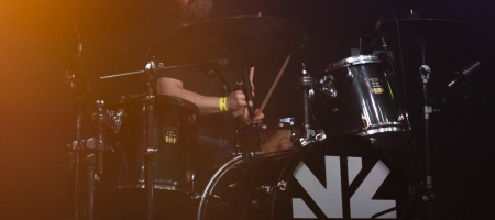 BARCELONA, ESPAÑA – MARZO 10. Lázaro Fernández (Batería) de Despistaos en concierto en La Nau el 10 de marzo de 2022 en Barcelona, España. (Foto por Fernando Pérez)