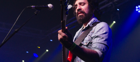 BARCELONA, ESPAÑA – MARZO 10. Alex (Bajo) de Despistaos en concierto en La Nau el 10 de marzo de 2022 en Barcelona, España. (Foto por Fernando Pérez)