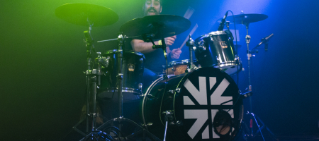 BARCELONA, ESPAÑA – MARZO 10. Lázaro Fernández (Batería) de Despistaos en concierto en La Nau el 10 de marzo de 2022 en Barcelona, España. (Foto por Fernando Pérez) Despistaos Barcelona