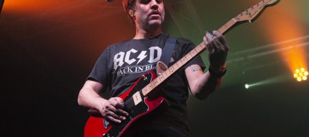 BARCELONA, ESPAÑA – MARZO 10. Krespo (Guitarra) de Despistaos en concierto en La Nau el 10 de marzo de 2022 en Barcelona, España. (Foto por Fernando Pérez)