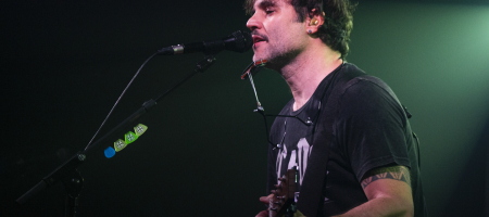 BARCELONA, ESPAÑA – MARZO 10. Krespo (Guitarra) de Despistaos en concierto en La Nau el 10 de marzo de 2022 en Barcelona, España. (Foto por Fernando Pérez)