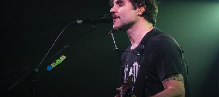 BARCELONA, ESPAÑA – MARZO 10. Krespo (Guitarra) de Despistaos en concierto en La Nau el 10 de marzo de 2022 en Barcelona, España. (Foto por Fernando Pérez)