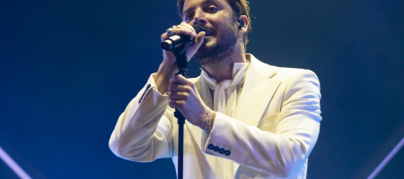 BARCELONA, ESPAÑA – MARZO 12. Manuel Carrasco en concierto como parte de su Gira La Cruz del Mapa en el Palau Sant Jordi el 12 de marzo de 2022 en Barcelona, España. (Foto por Fernando Pérez)