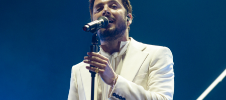 BARCELONA, ESPAÑA – MARZO 12. Manuel Carrasco en concierto como parte de su Gira La Cruz del Mapa en el Palau Sant Jordi el 12 de marzo de 2022 en Barcelona, España. (Foto por Fernando Pérez)