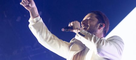 BARCELONA, ESPAÑA – MARZO 12. Manuel Carrasco en concierto como parte de su Gira La Cruz del Mapa en el Palau Sant Jordi el 12 de marzo de 2022 en Barcelona, España. (Foto por Fernando Pérez)