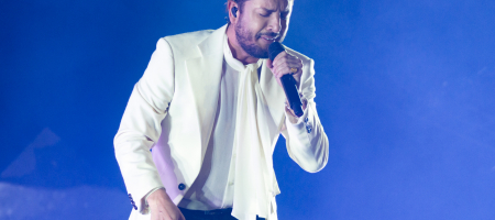 BARCELONA, ESPAÑA – MARZO 12. Manuel Carrasco en concierto como parte de su Gira La Cruz del Mapa en el Palau Sant Jordi el 12 de marzo de 2022 en Barcelona, España. (Foto por Fernando Pérez)