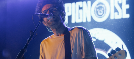 BARCELONA, ESPAÑA – MARZO 24. Pablo Alonso (Bajo) de Pignoise en concierto en la Apolo el 24 de marzo de 2022 en Barcelona, España. (Foto por Fernando Pérez) Pignoise Barcelona