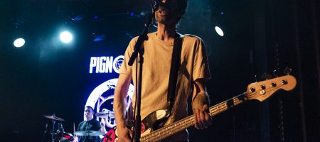 BARCELONA, ESPAÑA – MARZO 24. Pablo Alonso (Bajo) de Pignoise en concierto en la Apolo el 24 de marzo de 2022 en Barcelona, España. (Foto por Fernando Pérez)
