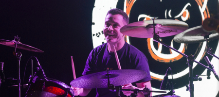 BARCELONA, ESPAÑA – MARZO 24. Héctor Polo (Batería) de Pignoise en concierto en la Apolo el 24 de marzo de 2022 en Barcelona, España. (Foto por Fernando Pérez) Pignoise Barcelona