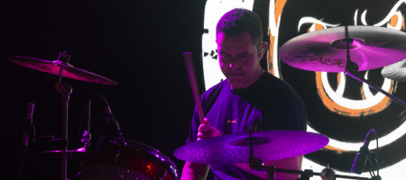 BARCELONA, ESPAÑA – MARZO 24. Héctor Polo (Batería) de Pignoise en concierto en la Apolo el 24 de marzo de 2022 en Barcelona, España. (Foto por Fernando Pérez)