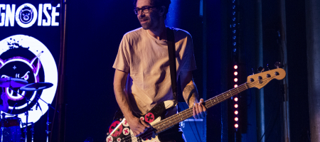 BARCELONA, ESPAÑA – MARZO 24. Pablo Alonso (Bajo) de Pignoise en concierto en la Apolo el 24 de marzo de 2022 en Barcelona, España. (Foto por Fernando Pérez)
