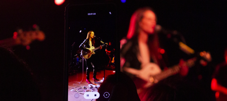 BARCELONA, ESPAÑA – MARZO 5. Vega en concierto como parte del Cruïlla de Primavera en la Apolo 2 el 5 de marzo de 2022 en Barcelona, España. (Foto por Fernando Pérez)