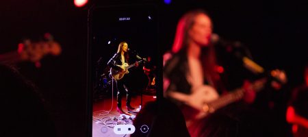 BARCELONA, ESPAÑA – MARZO 5. Vega en concierto como parte del Cruïlla de Primavera en la Apolo 2 el 5 de marzo de 2022 en Barcelona, España. (Foto por Fernando Pérez)