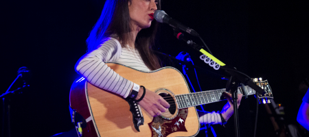 BARCELONA, ESPAÑA – MARZO 5. Vega en concierto como parte del Cruïlla de Primavera en la Apolo 2 el 5 de marzo de 2022 en Barcelona, España. (Foto por Fernando Pérez)