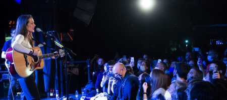 BARCELONA, ESPAÑA – MARZO 5. Vega en concierto como parte del Cruïlla de Primavera en la Apolo 2 el 5 de marzo de 2022 en Barcelona, España. (Foto por Fernando Pérez) Vega Barcelona