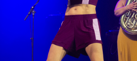 L'HOSPITALET DE LLOBREGAT, BARCELONA, ESPAÑA – ABRIL 22. Mila González (Trompeta) de Balkan Paradise Orchestra en concierto como parte de Festes de Primavera L'Hospitalet en La Farga el 22 de abril de 2022 en Barcelona, España. (Foto por Fernando Pérez)