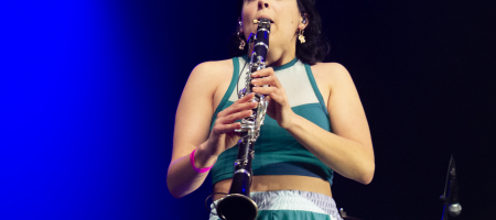 L'HOSPITALET DE LLOBREGAT, BARCELONA, ESPAÑA – ABRIL 22. Laura Lacueva (Clarinete) de Balkan Paradise Orchestra en concierto como parte de Festes de Primavera L'Hospitalet en La Farga el 22 de abril de 2022 en Barcelona, España. (Foto por Fernando Pérez)