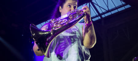 L'HOSPITALET DE LLOBREGAT, BARCELONA, ESPAÑA – ABRIL 22. Alba Ramírez (Trompa) de Balkan Paradise Orchestra en concierto como parte de Festes de Primavera L'Hospitalet en La Farga el 22 de abril de 2022 en Barcelona, España. (Foto por Fernando Pérez)