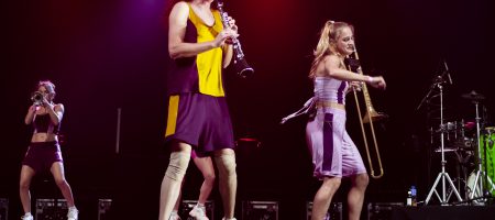 L'HOSPITALET DE LLOBREGAT, BARCELONA, ESPAÑA – ABRIL 22. Eva Garín y Maria Cofan de Balkan Paradise Orchestra en concierto como parte de Festes de Primavera L'Hospitalet en La Farga el 22 de abril de 2022 en Barcelona, España. (Foto por Fernando Pérez) Balkan Paradise Orchestra y Tanxugueiras