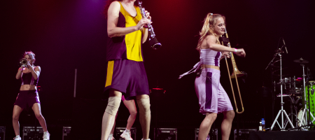 L'HOSPITALET DE LLOBREGAT, BARCELONA, ESPAÑA – ABRIL 22. Eva Garín y Maria Cofan de Balkan Paradise Orchestra en concierto como parte de Festes de Primavera L'Hospitalet en La Farga el 22 de abril de 2022 en Barcelona, España. (Foto por Fernando Pérez) Balkan Paradise Orchestra y Tanxugueiras