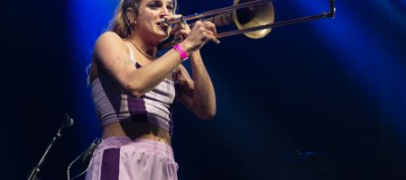L'HOSPITALET DE LLOBREGAT, BARCELONA, ESPAÑA – ABRIL 22. Maria Cofan (Trombón) de Balkan Paradise Orchestra en concierto como parte de Festes de Primavera L'Hospitalet en La Farga el 22 de abril de 2022 en Barcelona, España. (Foto por Fernando Pérez) Balkan Paradise Orchestra y Tanxugueiras