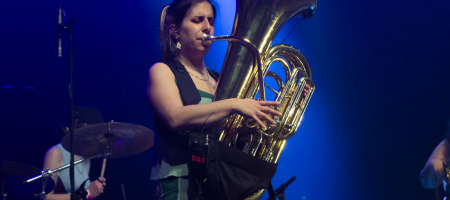 L'HOSPITALET DE LLOBREGAT, BARCELONA, ESPAÑA – ABRIL 22. Olivia Casas (Tuba) de Balkan Paradise Orchestra en concierto como parte de Festes de Primavera L'Hospitalet en La Farga el 22 de abril de 2022 en Barcelona, España. (Foto por Fernando Pérez)