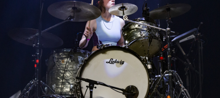 L'HOSPITALET DE LLOBREGAT, BARCELONA, ESPAÑA – ABRIL 22. Balkan Paradise Orchestra en concierto como parte de Festes de Primavera L'Hospitalet en La Farga el 22 de abril de 2022 en Barcelona, España. (Foto por Fernando Pérez)