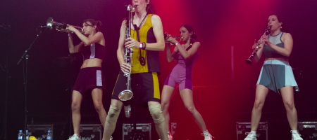 L'HOSPITALET DE LLOBREGAT, BARCELONA, ESPAÑA – ABRIL 22. Eva Garín (Clarinete) de Balkan Paradise Orchestra en concierto como parte de Festes de Primavera L'Hospitalet en La Farga el 22 de abril de 2022 en Barcelona, España. (Foto por Fernando Pérez)