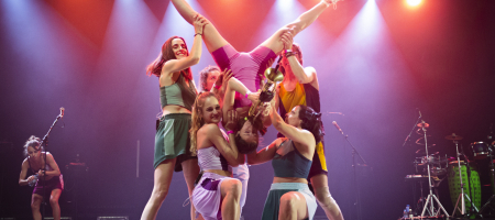 L'HOSPITALET DE LLOBREGAT, BARCELONA, ESPAÑA – ABRIL 22. Balkan Paradise Orchestra en concierto como parte de Festes de Primavera L'Hospitalet en La Farga el 22 de abril de 2022 en Barcelona, España. (Foto por Fernando Pérez) Balkan Paradise Orchestra y Tanxugueiras