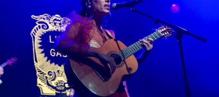 BARCELONA, ESPAÑA – ABRIL 27. Marta Robles (Guitarra) de Las Migas en concierto como parte del Guitar BCN en la sala Luz de Gas el 27 de abril de 2022 en Barcelona, España. (Foto por Fernando Pérez)