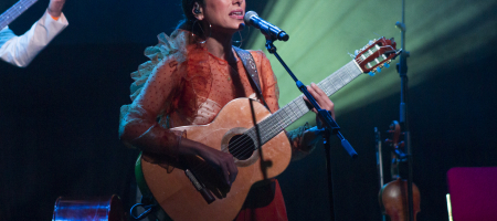 BARCELONA, ESPAÑA – ABRIL 27. Marta Robles (Guitarra) de Las Migas en concierto como parte del Guitar BCN en la sala Luz de Gas el 27 de abril de 2022 en Barcelona, España. (Foto por Fernando Pérez) Las Migas Barcelona