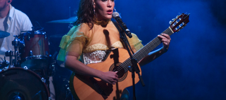 BARCELONA, ESPAÑA – ABRIL 27. Alicia Grillo (Guitarra) de Las Migas en concierto como parte del Guitar BCN en la sala Luz de Gas el 27 de abril de 2022 en Barcelona, España. (Foto por Fernando Pérez)