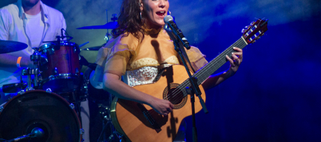 BARCELONA, ESPAÑA – ABRIL 27. Alicia Grillo (Guitarra) de Las Migas en concierto como parte del Guitar BCN en la sala Luz de Gas el 27 de abril de 2022 en Barcelona, España. (Foto por Fernando Pérez) Las Migas Barcelona