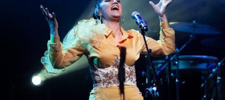 BARCELONA, ESPAÑA – ABRIL 27. Carolina Fernández (Voz) de Las Migas en concierto como parte del Guitar BCN en la sala Luz de Gas el 27 de abril de 2022 en Barcelona, España. (Foto por Fernando Pérez)