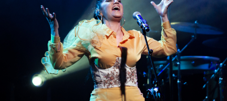 BARCELONA, ESPAÑA – ABRIL 27. Carolina Fernández (Voz) de Las Migas en concierto como parte del Guitar BCN en la sala Luz de Gas el 27 de abril de 2022 en Barcelona, España. (Foto por Fernando Pérez)