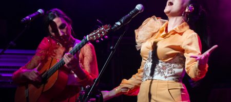 BARCELONA, ESPAÑA – ABRIL 27. Carolina Fernández (Voz) de Las Migas en concierto como parte del Guitar BCN en la sala Luz de Gas el 27 de abril de 2022 en Barcelona, España. (Foto por Fernando Pérez) Las Migas Barcelona