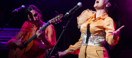 BARCELONA, ESPAÑA – ABRIL 27. Carolina Fernández (Voz) de Las Migas en concierto como parte del Guitar BCN en la sala Luz de Gas el 27 de abril de 2022 en Barcelona, España. (Foto por Fernando Pérez) Las Migas Barcelona