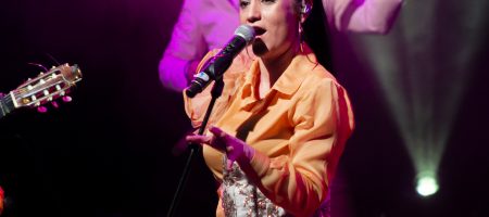 BARCELONA, ESPAÑA – ABRIL 27. Carolina Fernández (Voz) de Las Migas en concierto como parte del Guitar BCN en la sala Luz de Gas el 27 de abril de 2022 en Barcelona, España. (Foto por Fernando Pérez)