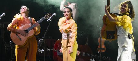 BARCELONA, ESPAÑA – ABRIL 27. Marta Robles, Carolina Fernández, Alicia Grillo de Las Migas en concierto como parte del Guitar BCN en la sala Luz de Gas el 27 de abril de 2022 en Barcelona, España. (Foto por Fernando Pérez) Las Migas Barcelona