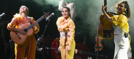 BARCELONA, ESPAÑA – ABRIL 27. Marta Robles, Carolina Fernández, Alicia Grillo de Las Migas en concierto como parte del Guitar BCN en la sala Luz de Gas el 27 de abril de 2022 en Barcelona, España. (Foto por Fernando Pérez) Las Migas Barcelona