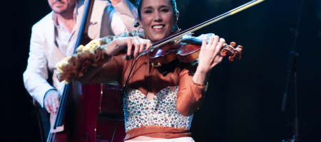BARCELONA, ESPAÑA – ABRIL 27. Roser Loscos (Violín) de Las Migas en concierto como parte del Guitar BCN en la sala Luz de Gas el 27 de abril de 2022 en Barcelona, España. (Foto por Fernando Pérez) Las Migas Barcelona