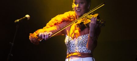 BARCELONA, ESPAÑA – ABRIL 27. Roser Loscos (Violín) de Las Migas en concierto como parte del Guitar BCN en la sala Luz de Gas el 27 de abril de 2022 en Barcelona, España. (Foto por Fernando Pérez)