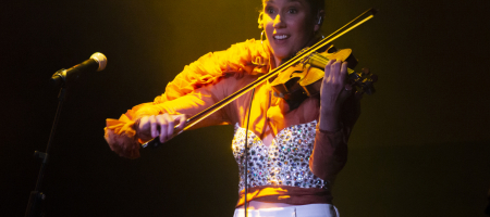 BARCELONA, ESPAÑA – ABRIL 27. Roser Loscos (Violín) de Las Migas en concierto como parte del Guitar BCN en la sala Luz de Gas el 27 de abril de 2022 en Barcelona, España. (Foto por Fernando Pérez)